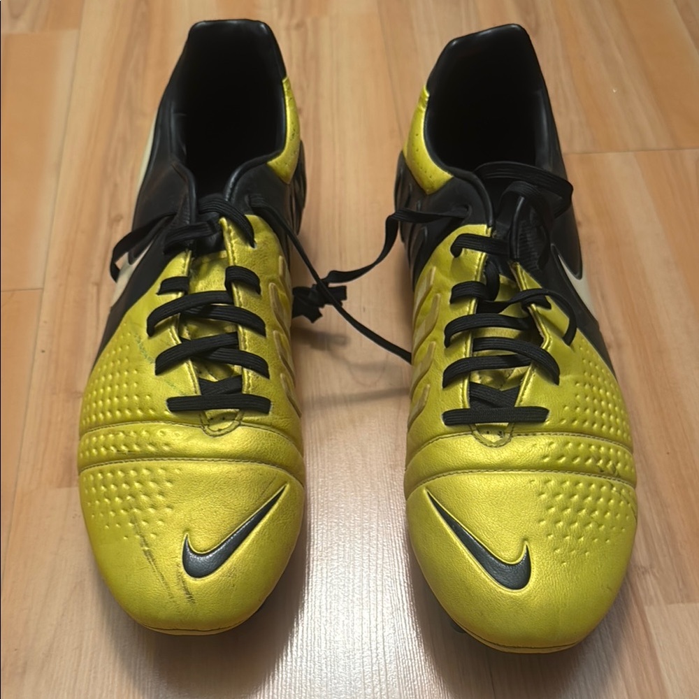 Nike Men's Yellow and Black Soccer Shoes CTR360